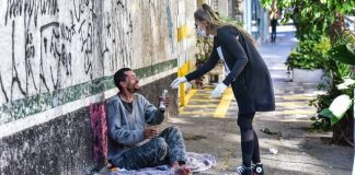 Adriane Galisteu distribui “marmitas do amor” a pessoas em situação de rua em São Paulo