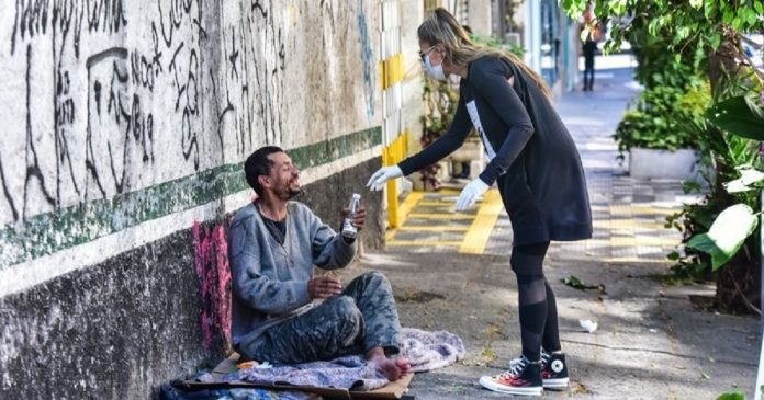 Adriane Galisteu distribui “marmitas do amor” a pessoas em situação de rua em São Paulo