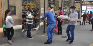 Empresário distribui pão e café em fila do auxílio emergencial: ‘um pouquinho faz a diferença’