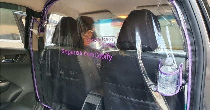 Cabify disponibiliza película para garantir isolamento entre motorista e passageiro