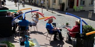 Café alemão obriga clientes a usarem macarrão de piscina para impor distanciamento social