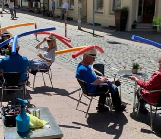 Café alemão obriga clientes a usarem macarrão de piscina para impor distanciamento social