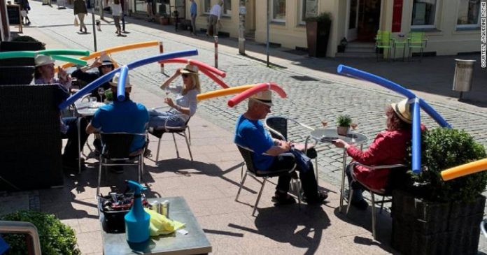 Café alemão obriga clientes a usarem macarrão de piscina para impor distanciamento social