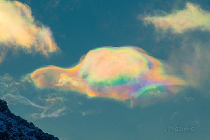 psicologiasdobrasil.com.br - Fenômeno natural faz as nuvens parecerem coloridas; a natureza é mesmo fantástica!