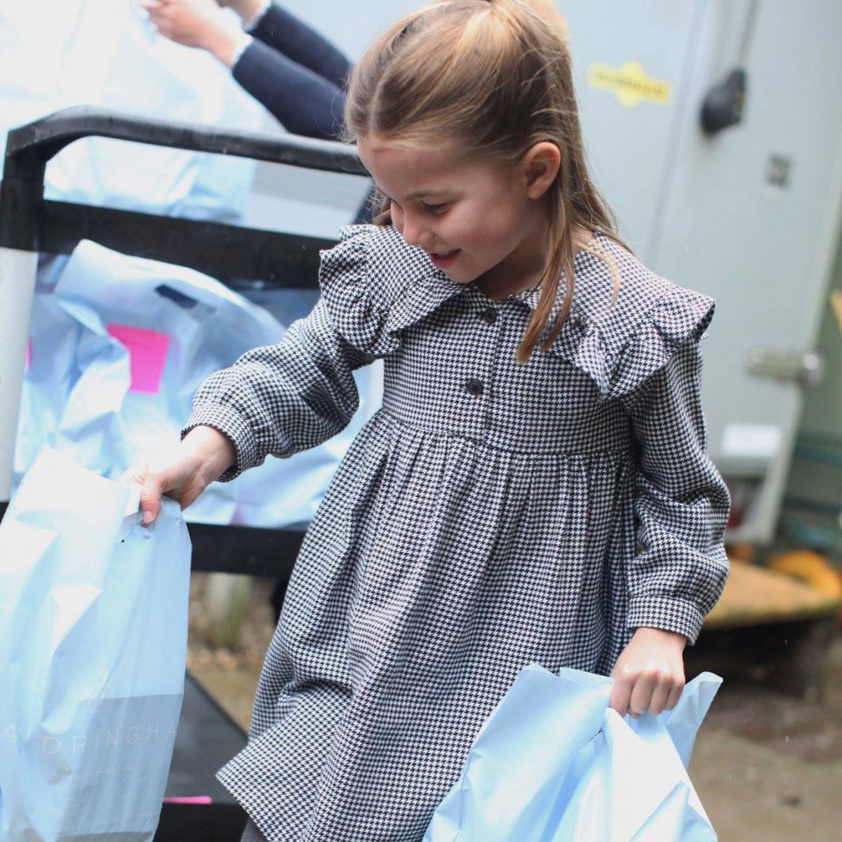 psicologiasdobrasil.com.br - Família Real divulga fotos da Princesa Charlotte distribuindo alimentos aos necessitados