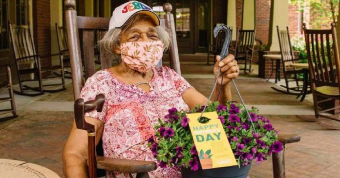 Empresa envia mais de 5 milhões em flores a idosas que passarão Dia das Mães isoladas