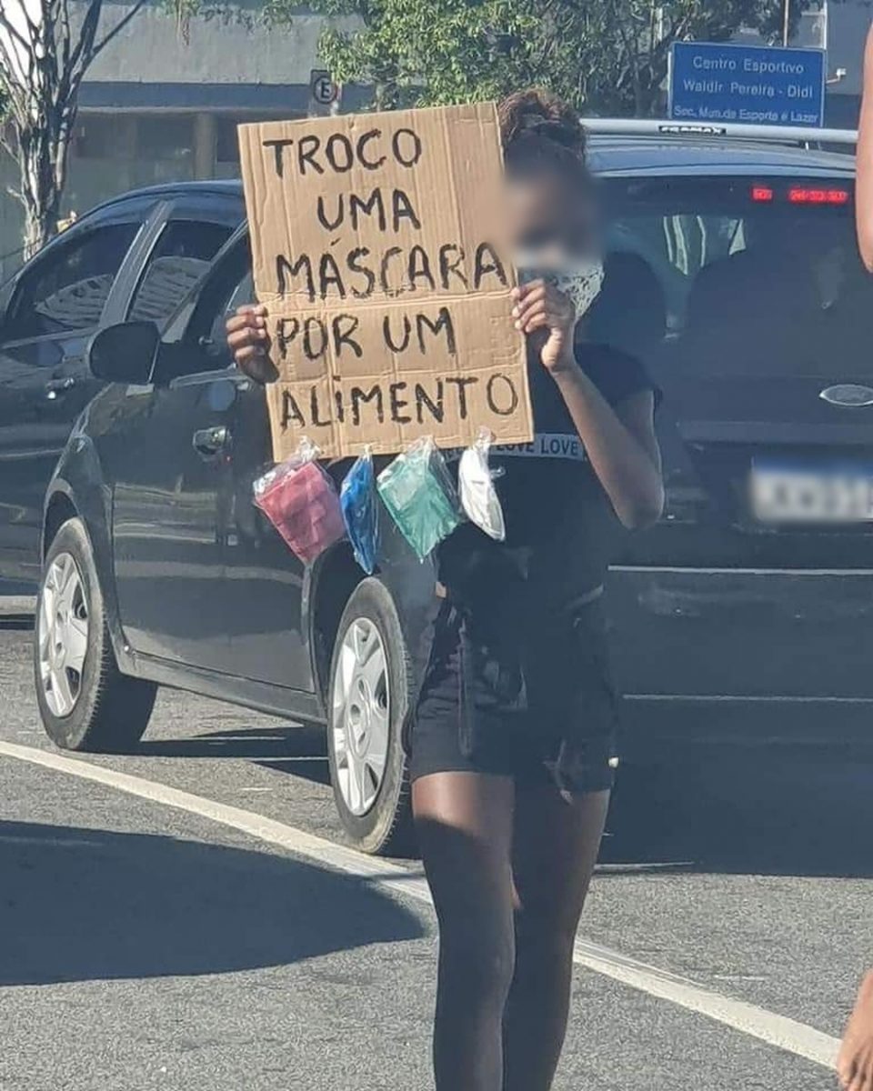 psicologiasdobrasil.com.br - Mãe de garota que trocava máscara por comida consegue emprego após imagem viralizar