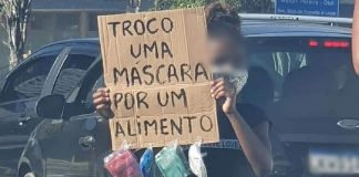 Mãe de garota que trocava máscara por comida consegue emprego após imagem viralizar