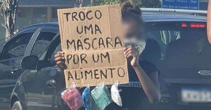 Mãe de garota que trocava máscara por comida consegue emprego após imagem viralizar