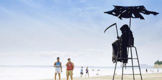 Advogado se veste de ceifador para protestar contra reabertura de praias na Flórda
