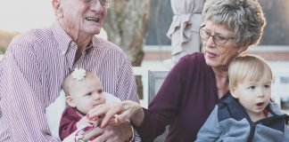 Suíça autoriza abraços de avós em crianças de até 10 anos de idade