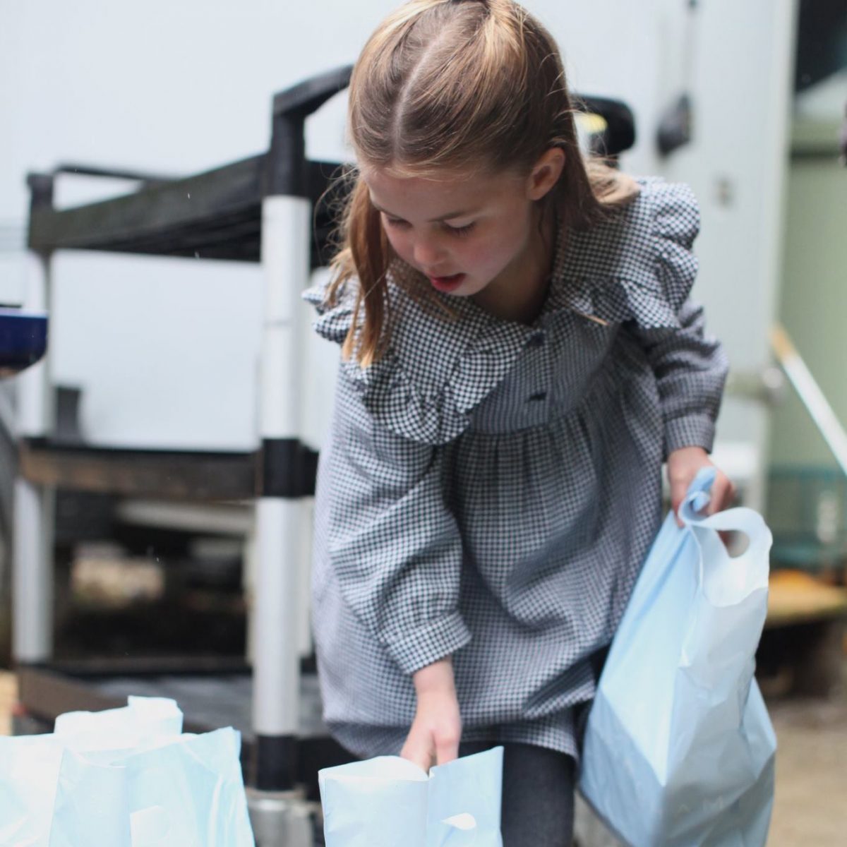 psicologiasdobrasil.com.br - Família Real divulga fotos da Princesa Charlotte distribuindo alimentos aos necessitados