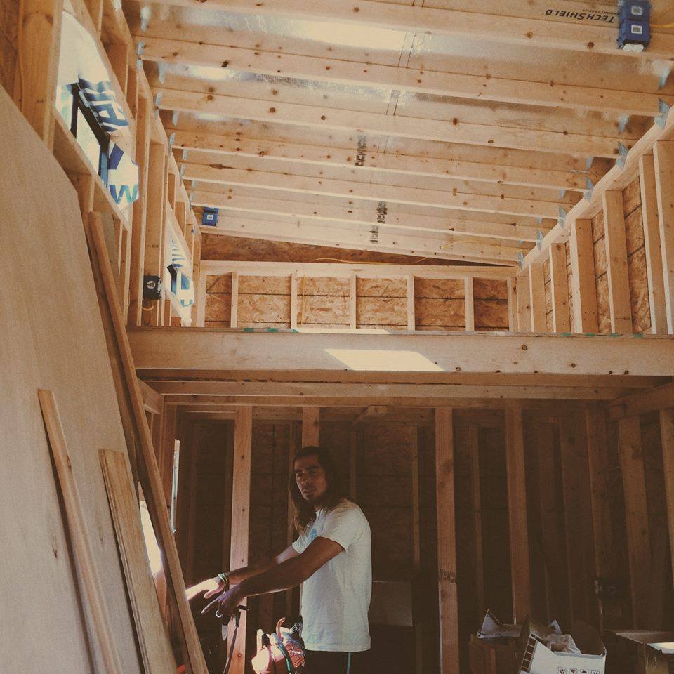 psicologiasdobrasil.com.br - Estudante construiu uma casa de 14 m² para não pagar aluguel; o interior é incrível!
