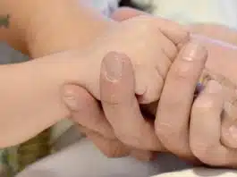 Depois de mais de um ano internado, menino com paralisia cerebral é finalmente adotado