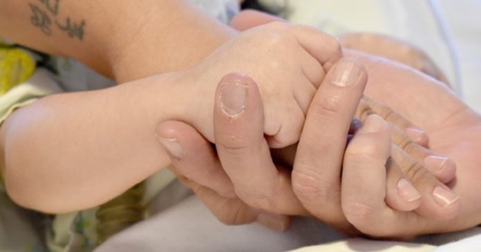 Depois de mais de um ano internado, menino com paralisia cerebral é finalmente adotado