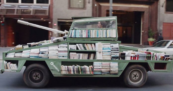 Artista cria tanque de guerra carregado com a arma mais poderosa que existe: livros