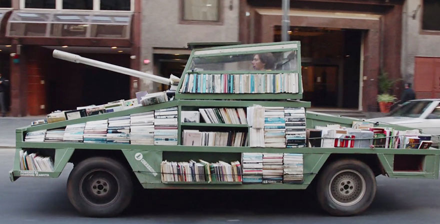 psicologiasdobrasil.com.br - Artista cria tanque de guerra carregado com a arma mais poderosa que existe: livros