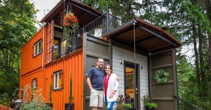 Casal abandona tudo e constrói uma bela casa de contêineres para viver livre de dívidas