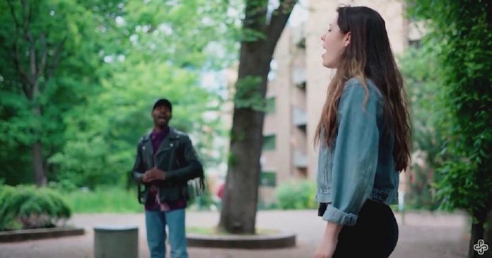 Cantor de ópera inesperadamente se junta a jovem que cantava hino do país em gravação