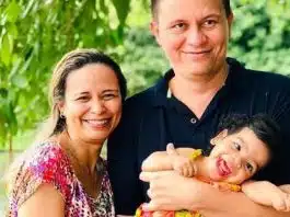 Casal adota garotinha com paralisia cerebral e dá lição: “Não é caridade. É amor”