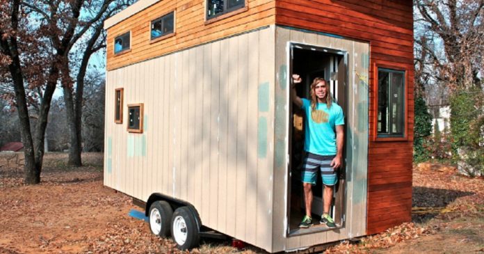 Estudante construiu uma casa de 14 m² para não pagar aluguel; o interior é incrível!