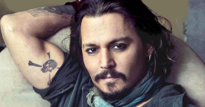 Johnny Depp faz visita virtual a crianças internadas em hospital; estava vestido como Jack Sparrow