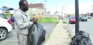 Rapaz limpa a cidade voluntariamente após manifestação e ganha carro e bolsa de estudos como agradecimento