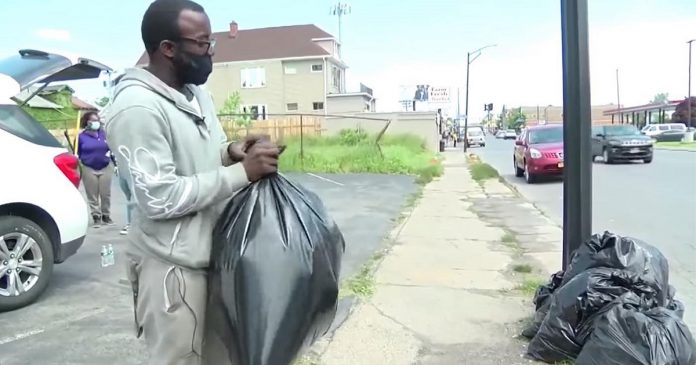 Rapaz limpa a cidade voluntariamente após manifestação e ganha carro e bolsa de estudos como agradecimento