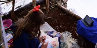 Sem internet, menina monta barraca em sítio vizinho para estudar durante pandemia