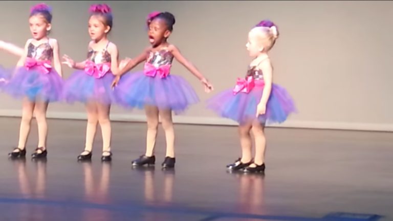psicologiasdobrasil.com.br - Garotinha quebra a rotina em recital de dança escolar fazendo seus próprios movimentos