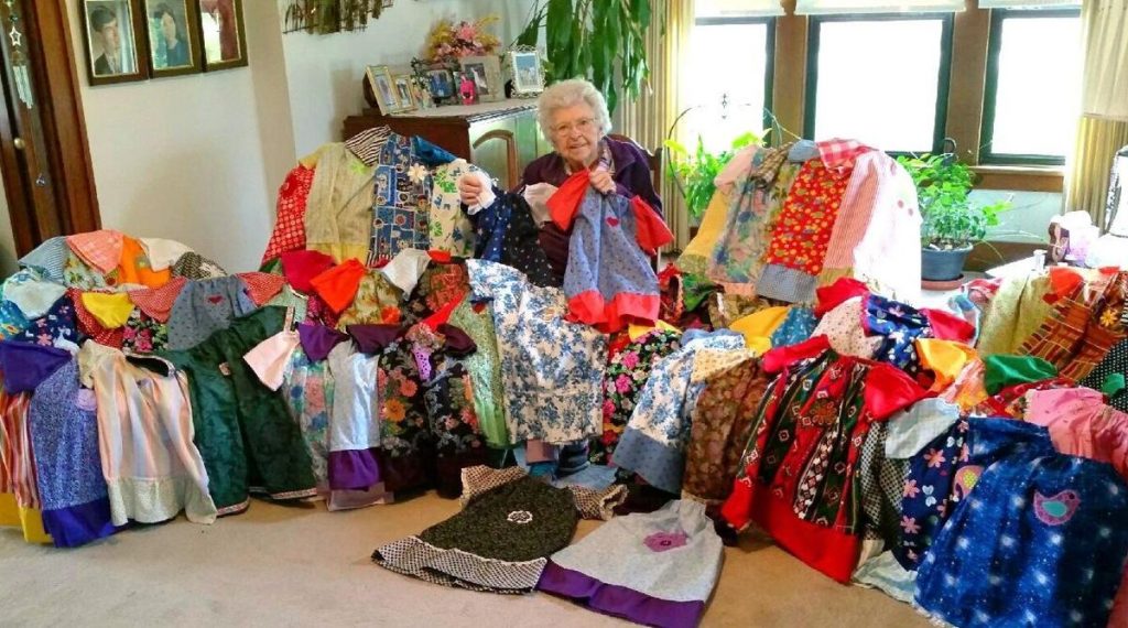 psicologiasdobrasil.com.br - Vovó de 99 anos costura roupas diariamente para crianças carentes da África