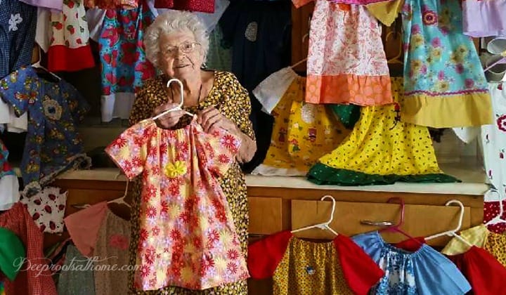 psicologiasdobrasil.com.br - Vovó de 99 anos costura roupas diariamente para crianças carentes da África