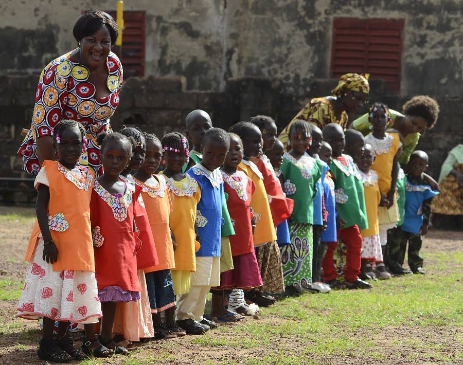 psicologiasdobrasil.com.br - Vovó de 99 anos costura roupas diariamente para crianças carentes da África