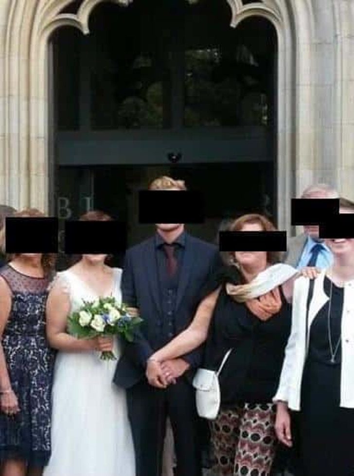 psicologiasdobrasil.com.br - Sogra possessiva agarra a mão do noivo no casamento. "Eu também sou sua mulher"