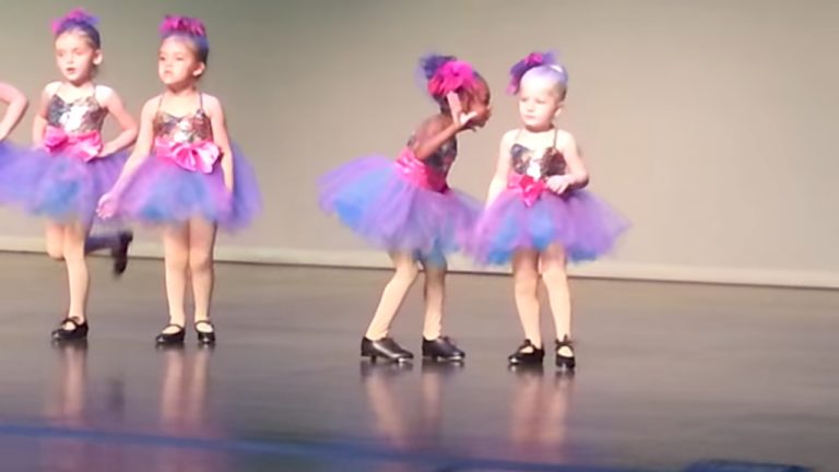 psicologiasdobrasil.com.br - Garotinha quebra a rotina em recital de dança escolar fazendo seus próprios movimentos