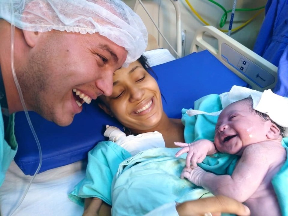 psicologiasdobrasil.com.br - Bebê recém-nascida sorri para o pai ao reconhecer sua voz