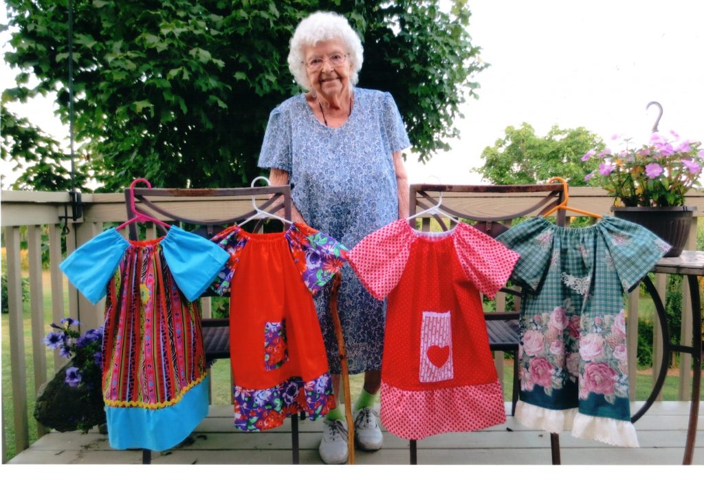 psicologiasdobrasil.com.br - Vovó de 99 anos costura roupas diariamente para crianças carentes da África