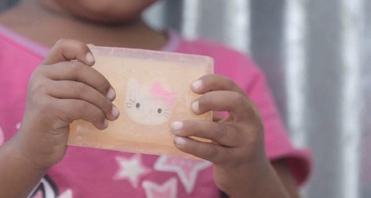 psicologiasdobrasil.com.br - O "sabonete da esperança" é distribuído às crianças na África do Sul. Uma maneira de combater o COVID-19