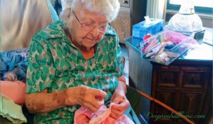 psicologiasdobrasil.com.br - Vovó de 99 anos costura roupas diariamente para crianças carentes da África