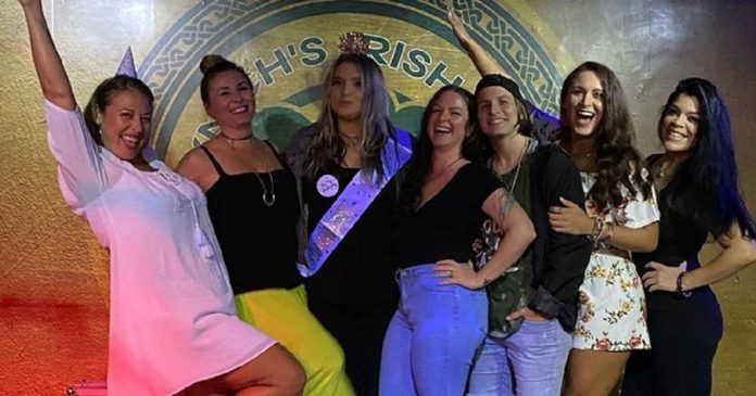 Amigas se reúnem em bar para celebrar fim da quarentena e contraem Covid-19