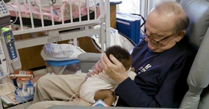 Aposentado encontra novo sentido para vida acarinhando crianças doentes em hospital Infantil