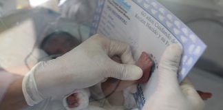 Pequeno guerreiro: Bebê prematuro de apenas 580 gramas vence COVID-19