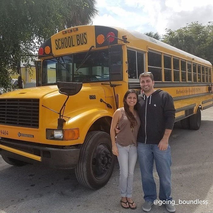 psicologiasdobrasil.com.br - Casal transforma ônibus escolar em uma casa bem lindinha e passa a viver na estrada