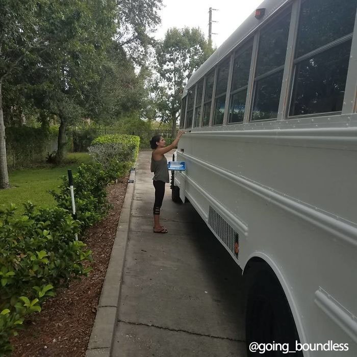 psicologiasdobrasil.com.br - Casal transforma ônibus escolar em uma casa bem lindinha e passa a viver na estrada