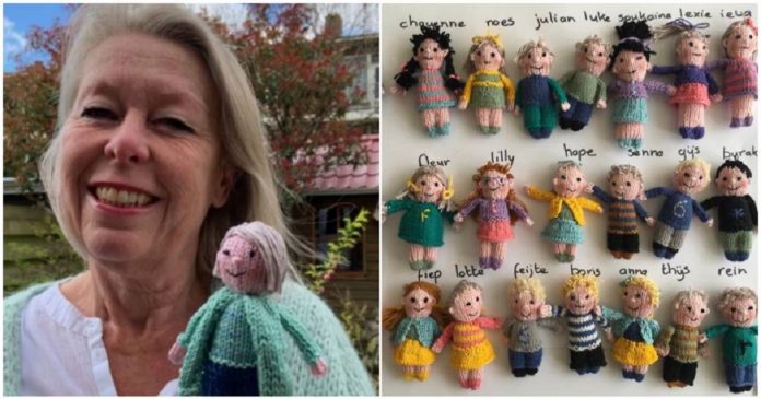 Com saudade dos seus 23 alunos, professora tricota bonequinhos iguais a eles