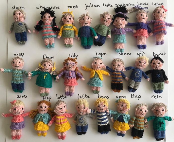psicologiasdobrasil.com.br - Com saudade dos seus 23 alunos, professora tricota bonequinhos iguais a eles