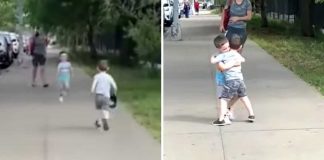Dois menininhos correm para se abraçar no reencontro após a quarentena