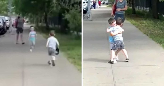 Dois menininhos correm para se abraçar no reencontro após a quarentena