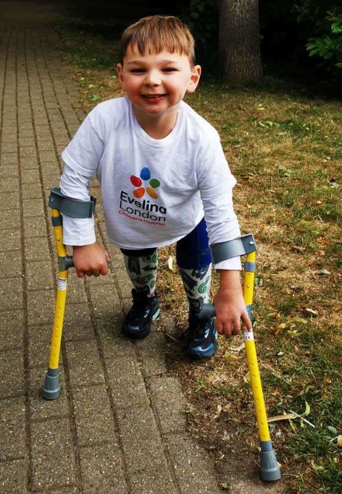 psicologiasdobrasil.com.br - Garotinho que perdeu as pernas arrecada 1 milhão de dólares para hospital que salvou sua vida