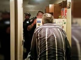 Idoso aciona a polícia por não ter o que comer há 2 dias e oficiais resolvem agir